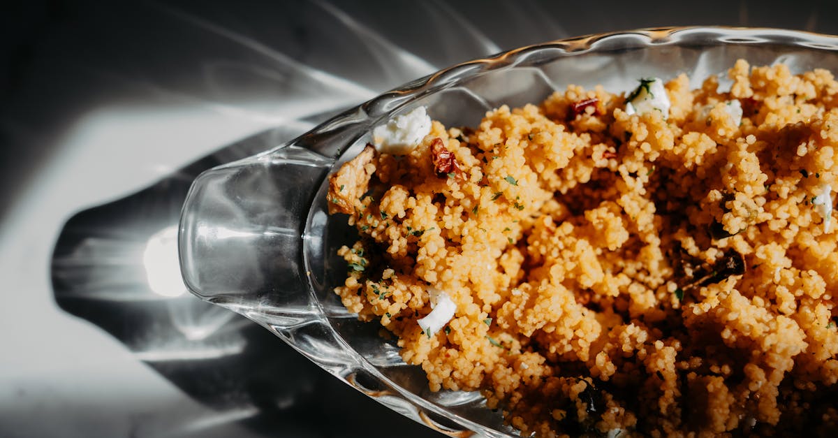 découvrez le couscous, un plat emblématique de la cuisine nord-africaine, composé de semoule de blé, de légumes savoureux, de viandes tendres et d'épices parfumées. apprenez à préparer ce délice traditionnel et laissez-vous séduire par ses saveurs uniques et réconfortantes.