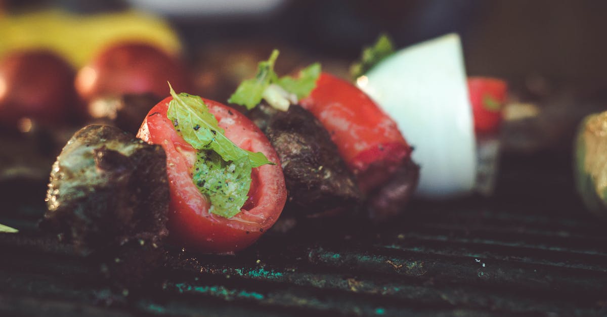découvrez nos savoureux kebabs d'agneau halal, marinés avec des épices traditionnelles et grillés à la perfection. un délice à savourer lors de vos repas en famille ou entre amis !